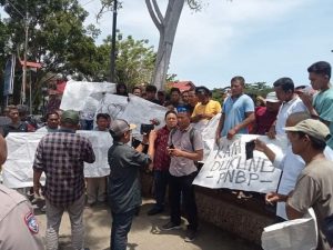 Demo di Pelabuhan Labuan Uki Bolmong