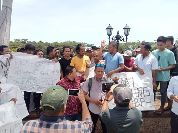 Nelayan dan Pedagang di Pelabuhan Labuan Uki Bolmong