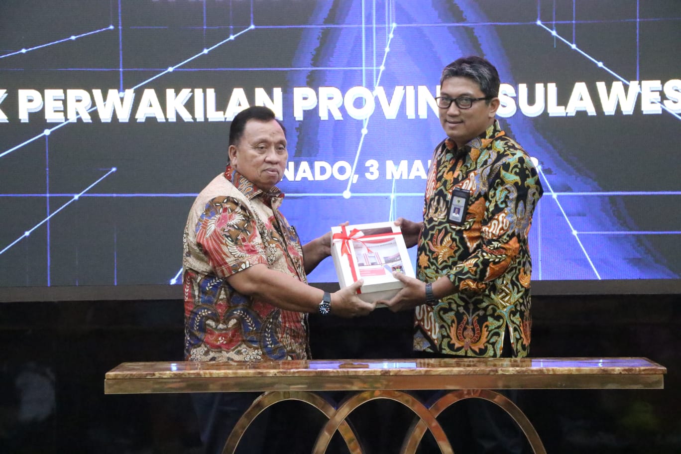 Wakil Bupati Robby Dondokambey Serahkan LKPD 2022 ke BPK