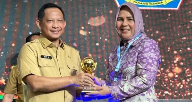 Wali Kota Tatong Bara Terima UHC Award