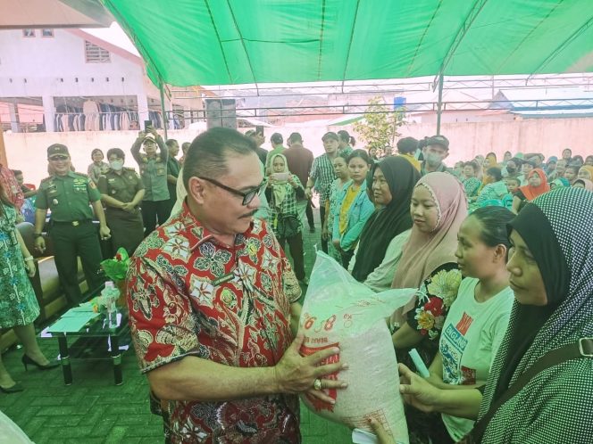 Bupati Serahkan Bantuan Kepada Warga Penerima Manfaat