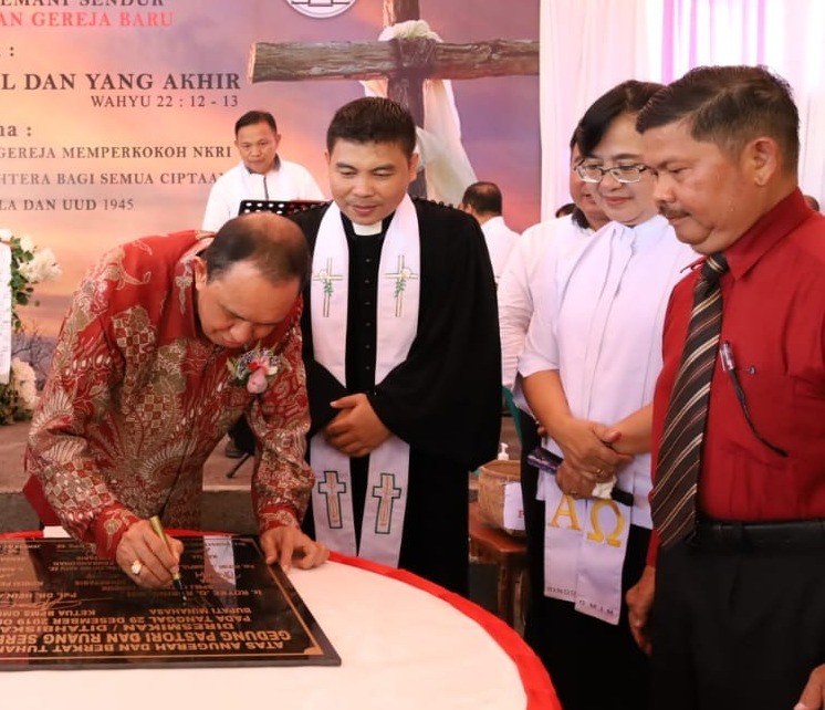 Bupati Tandatangani Prasasti Pastori dan Ruang Serbaguna Pastori Senduk