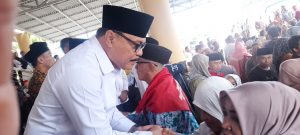 Bupati Limi Mokodompit saat berjabatan tangan dengan para Jamaah Calon Haji Bolmong