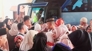 Istri Tercinta Bupati Bolmong berbaur dan berpelukan dengan Jamaah Calon Haji Perempuan saat prosesi pelepasan Rabu 14 Juni 2023