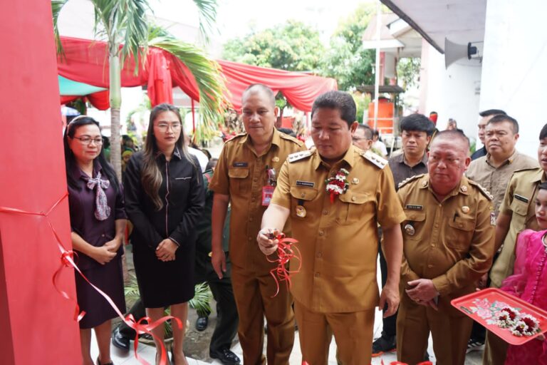 Pj Bupati Jemmy Kumendong Resmikan RKB SDN Pineleng Minahasa